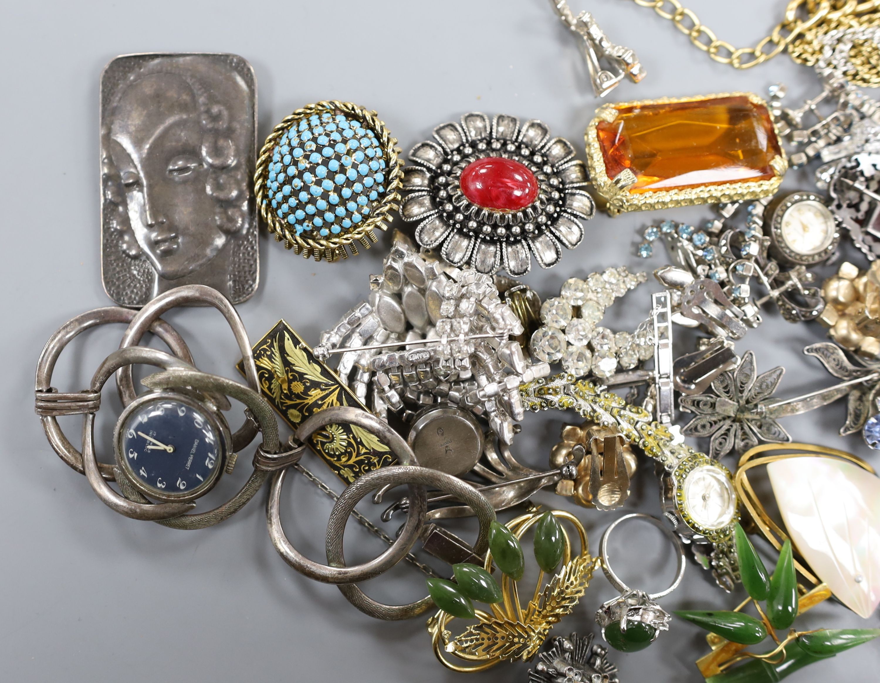 Assorted costume jewellery, including paste set brooches, necklace and earrings, Art Deco white metal brooch, etc.